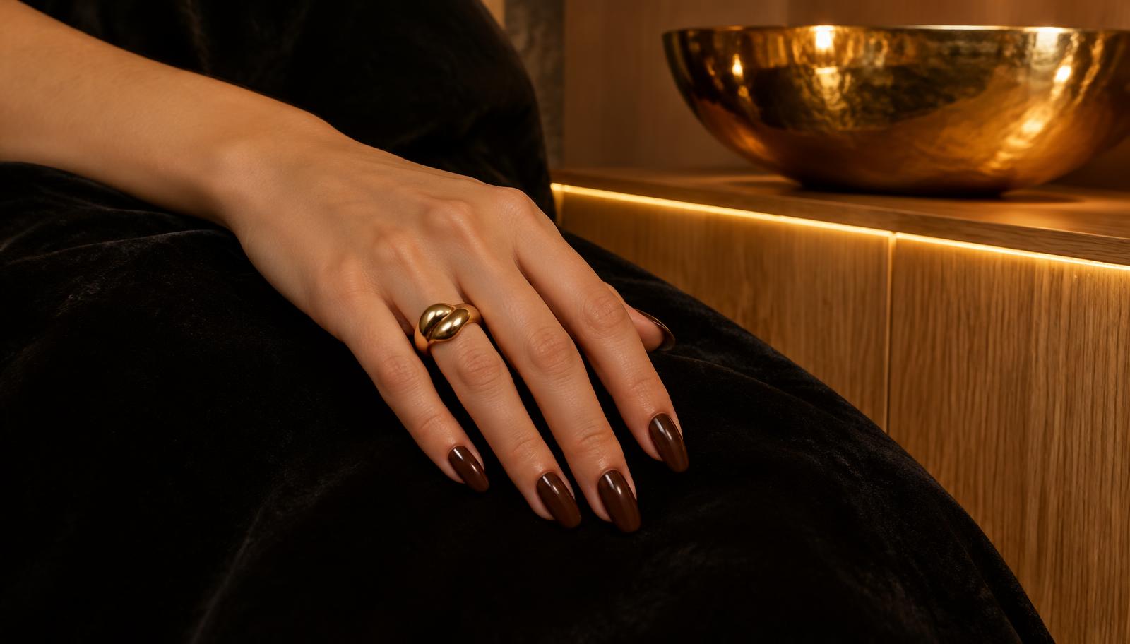 Mão com manicure Benhe sobre veludo preto